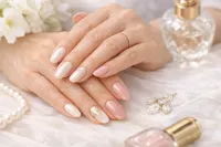 手が綺麗に見えるネイル60代はこれ！上品に若見えするカラーとデザイン7選